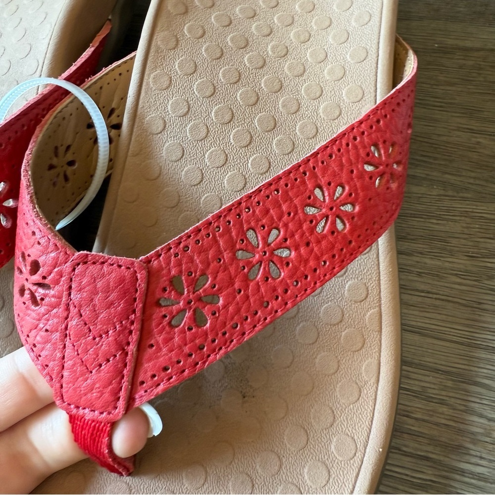 Red floral Vionic flip flops - Picture 3 of 6